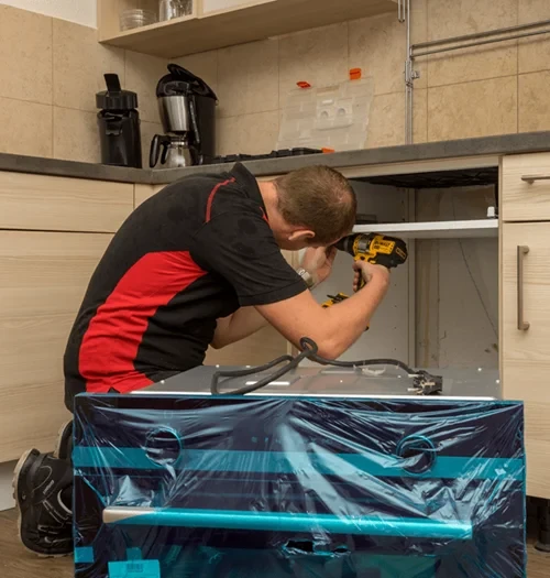 Koelkastframe installatie, monteur bezig